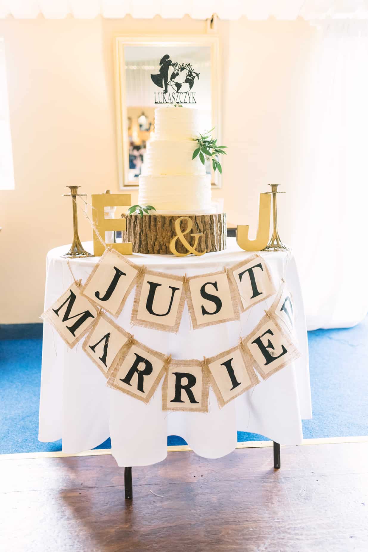 wedding cake with a just married sign